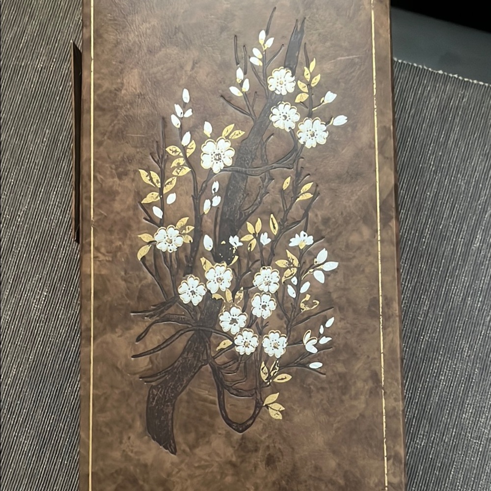 Floral embossed vintage Jewelry Box - Picture 5 of 9